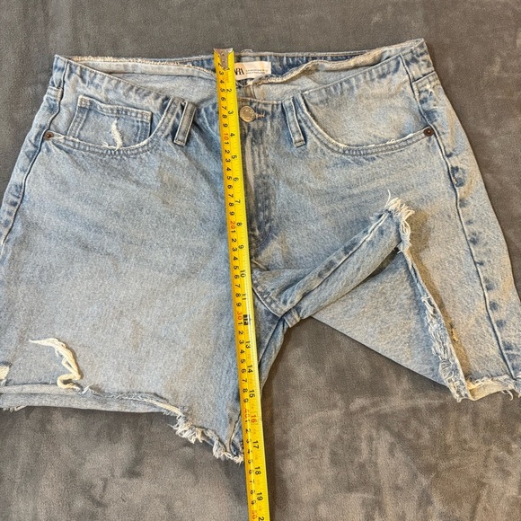 Zara Light Blue Denim Jeans

#1289 - Picture 3 of 5